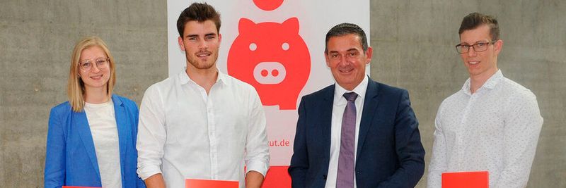 Markus Waizenegger (Mitte), Vorstandsvorsitzender der Kreissparkasse Tuttlingen, übergab den Studierenden Katrin Bihr, Cornelius Machann und Sven Schumayer (von links, Lukas Baier fehlend) eine Auszeichnung für ihr Projekt „Digitale Handprothese“.