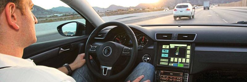 Der Fahrer bleibt in der Verantwortung: Der Autobahnpilot (Level 3) kommt wohl bei einigen OEMs als Assistenzsystem Level 2+ auf den Markt.