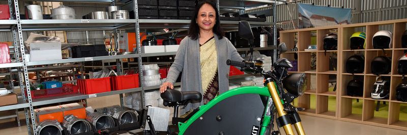 Die Botschafterin Mukta Dutta Tomar mit der eRockit.