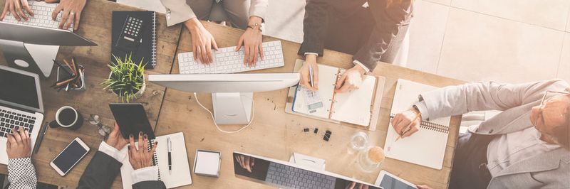 Mobiles Arbeiten ohne festen Schreibtisch gehört zu dem Konzept von New Work.