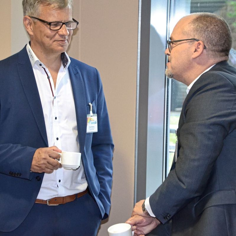 Peter Rebehn (l.) im Gespräch mit LP-Chefredaktuer Marc Platthaus beim Praxistag HPLC 2019 in Köln.