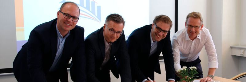V.l.n.r.: Tobias Bonsack (Bonsack Präzisionstechnik GmbH), Jörg Hoffmann (Sczesny Werkzeugbau GmbH, Roger Steiner (Noblex GmbH) und Ralf-Peter Kroschel (IWB Industrietechnik GmbH) unterzeichnen die Kooperationsvereinbarung.