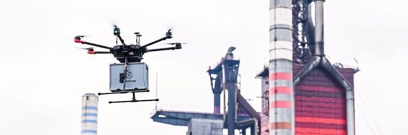 Über 2,2 km Luftlinie befördert die Drohne ihr Transportgut vom Werkshafen ins Zentrallabor.