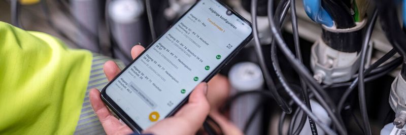 Dank Installations-App benötigt der Monteur des Netzbetreibers maximal 60 Minuten, um eine Ortsnetzstation mit den „SMIGHT Grid“ Sensoren und einem Gateway auszustatten.
