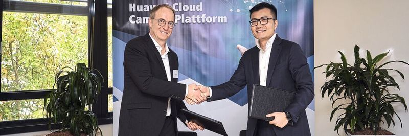 Handshake zur Vertragsunterzeichnung: Steffen Ebner, Vertriebsvorstand B2B der Komsa-Gruppe (l.) und Chris Lu, Managing Director, Huawei Enterprise Business Group Germany