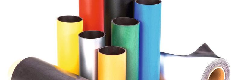 Ausgangsmaterial für viele Endprodukte von Schallenkammer sind die farbig beschichteten Gravi-Flex-Magnetfolien. Daraus entstehen Magnetschilder für die Lagerkennzeichnung, Werbetafeln für die Anbringung am Auto, Visualisierungselemente für das Lean Management und vieles mehr.