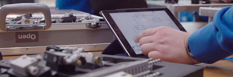 Eigene Tablets und selbst entwickelte Apps bilden die technische Grundlage des digitalisierten Ausbildungsprogramms.