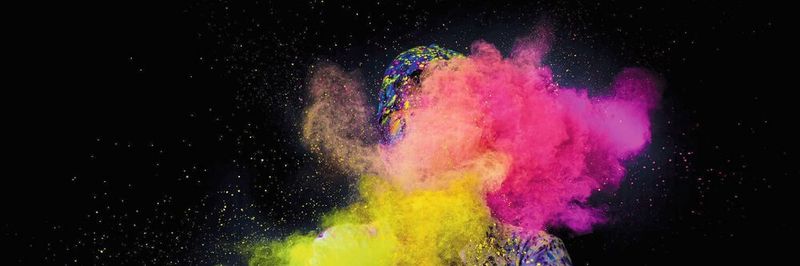 Bunt, leicht, farbenfroh – diese Eigenschaften verbinden die meisten Menschen mit Holi-Farbfestivals. Auf den eindrucksvollen Festivalbildern ist gut zu sehen, wie schnell und weit sich die kleinen Partikel in der Luft ausbreiten.