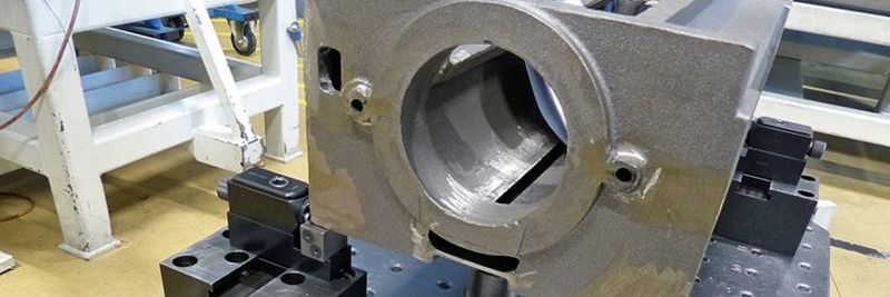 Solide gespannt: Seitenspanner lassen sich flexibel auf Grundplatten und Rasterspannplatten positionieren.
