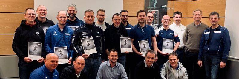 Die Absolventen und Leiter des neuen Ausbildungszweiges.