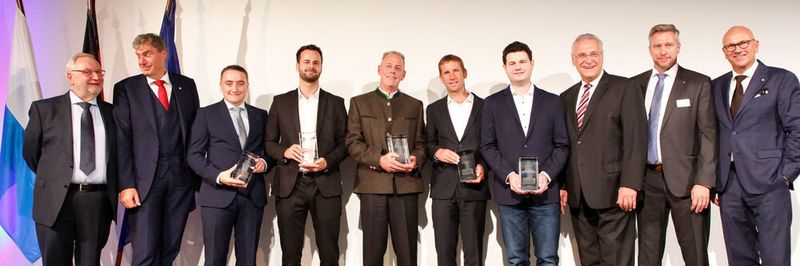 Der Bayerische Staatsminister Joachim Herrmann (3. v. r.) mit den diesjährigen Gewinnern des IT-Willy beim 20-jährigen Jubiläum auf der Kommunale in Nürnberg
