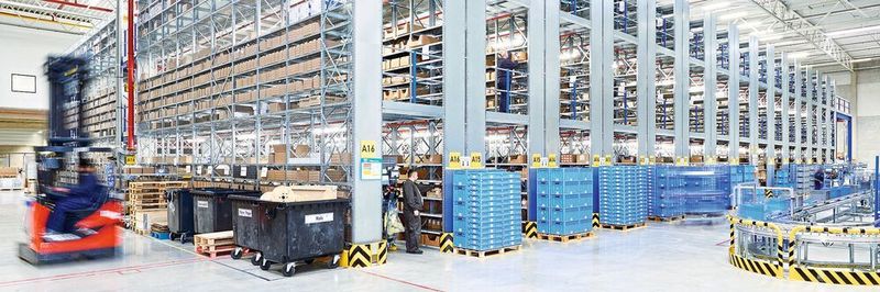 Die drei Lagerebenen der Fachboden-Regalanlage von Bito-Lagertechnik nutzt DeLaval Services zur Kleinteilelagerung und als Kommissionierbereich.