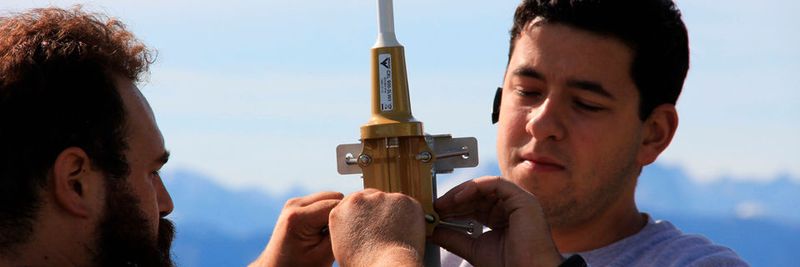 Mitarbeiter der ausführenden Firma Constructel installieren die Sigfox-Basisstation an der Brauneck Bergbahn in Lenggries (von links: Ricardo Mouta und Luís Magalhães).