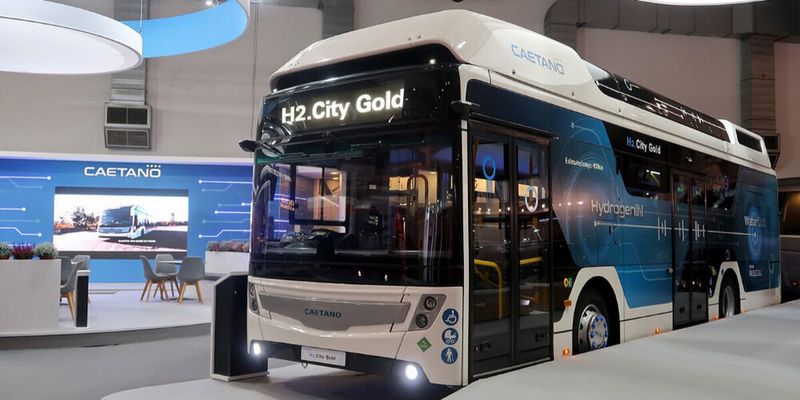 Der portugiesische Bushersteller Caetano Bus nutzt im „H2.City Gold“ das Brennstoffzellensystem des Toyota Mirai.