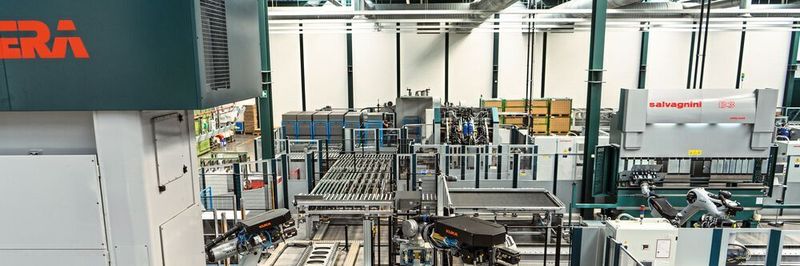Sorgt für einen hohen Teileausstoß: Das flexible Metallverarbeitungssystem (FMS) von Salvagnini erstreckt sich fast über die ganze Produktionshalle 2 der Pyropac AG.