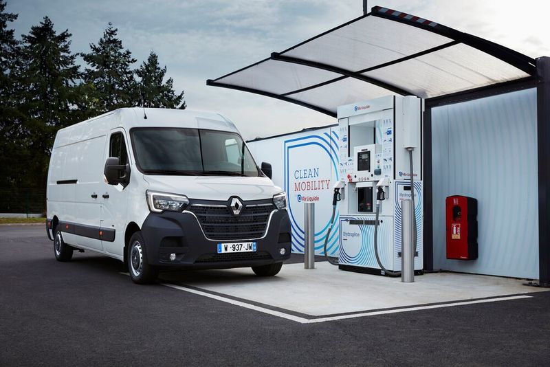 Dank zusätzlicher Brennstoffzelle soll der Renault Master Z.E. 350 statt 120 Kilometer Reichweite bieten.