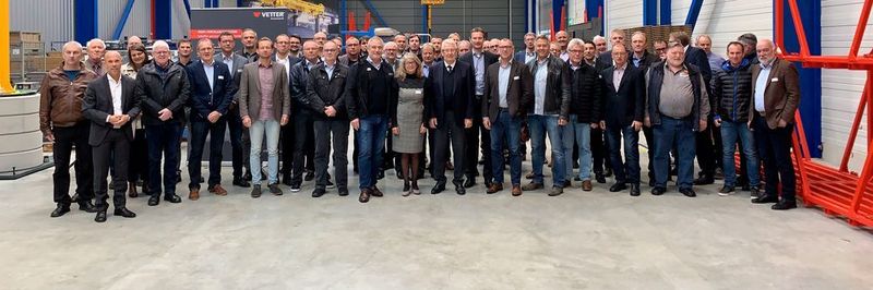 Mitglieder der Gütegemeinschaft Kranservice bei Vetter Krantechnik in Haiger.