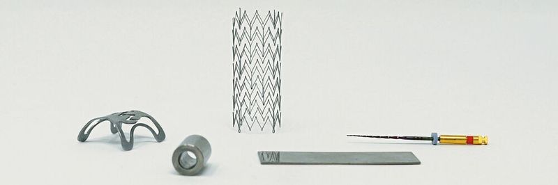 Formgedächtnislegierungen (engl.: Shape Memory Alloys) sind metallische Werkstoffe, die sich nach einer scheinbar plastischen Verformung wieder an ihre Ursprungsgestalt zurückerinnern können.