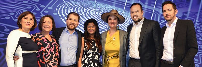Keynote-Sprecherin Brittany Kaiser (3. v. r.) präsentierte sich mit den Canalys-Experten (v. l.) Natalie Spitz, Rachel Lashford, Robin Ody, Ketaki Borade, Alex Smith und Matthew Ball.