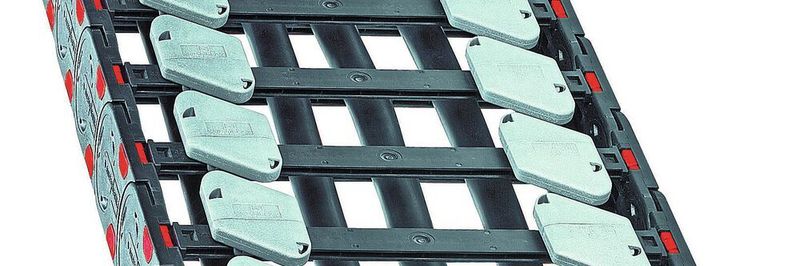 Versetzt montierte, rautenförmige Magnete im Innenbogen sorgen für ein berührungsloses Gleiten der Energiekette.