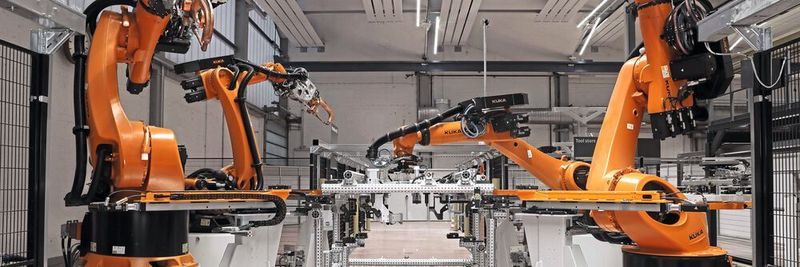Im Smart Production Center arbeiten Roboter schon intelligent, hier ist KI-Software im Einsatz.