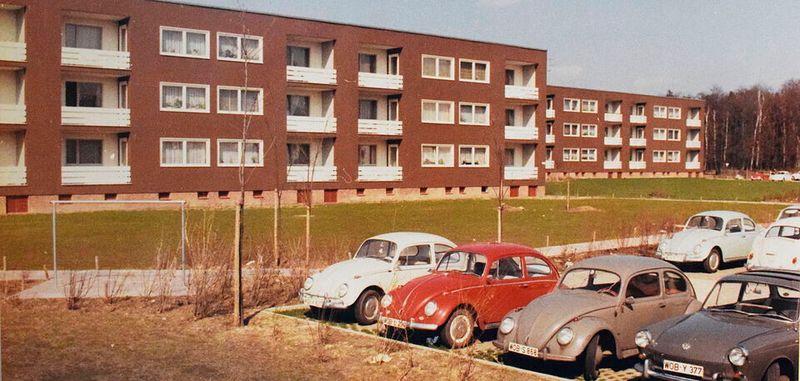 Die Siedlung Detmerode in Wolfsburg, die in den 60er Jahren für Mitarbeiter von Volkswagen erbaut wurde. Wohnen bei der Firma statt in den eigenen vier Wänden: Was zunächst wenig verlockend klingt, kommt wieder in Mode. Angesichts der Wohnungsknappheit in vielen deutschen Städten sind Mitarbeiterwohnungen begehrt.
