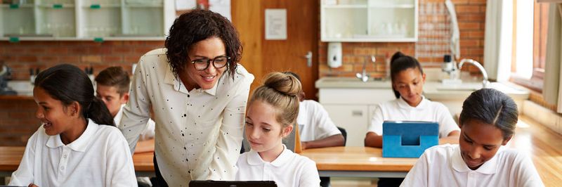 Kleine Teams, wie sie durch Arbeitsgruppen in der Klasse entstehen, können mithilfe von Intel-Technologie ihre Ergebnisse schnell und ohne Kabel oder Adapter teilen und anzeigen.