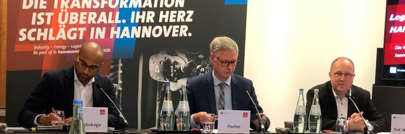 Onuora Ogbukagu (Deutsche Messe), Matthias Fischer (Toyota Material Handling) und Prof. Dr.-Ing. Thomas Wimmer (BVL, v.l.) bei einer Pressekonferenz auf dem 36. Deutschen Logistik-Kongress im Berliner Hotel Interconti.