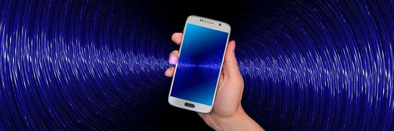 Eine wichtige Bluetooth-Anwednung ist die Zutrittskontrolle. Nur berechtigte Mitarbeiter erhalten Zugang zu bestimmten Bereichen des Gebäudes, zum Beispiel per Bluetooth-Sender im Smartphone.