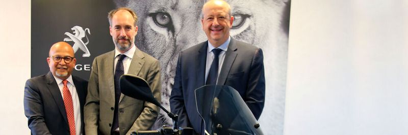 Prakash Wakanakar (CEO 2Wheeler Business M&M Ltd.; l.), Constantino Sambuy (CEO Pmtc; m.) und Jean-Philippe Imparato (CEO Peugeot; r.) haben sich geeinigt.