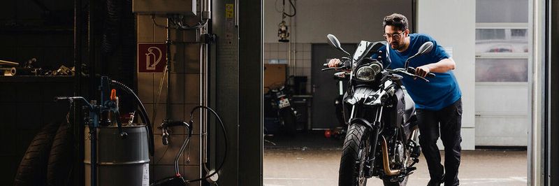 Nässe, Kälte und die Spuren der vergangenen Saison können einem Motorrad über den Winter enorm zusetzen.