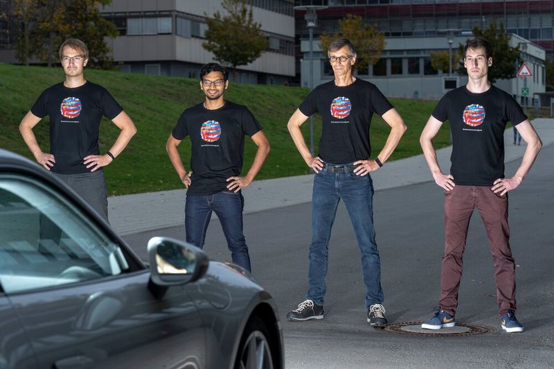 Die Forscher des Max Planck Instituts tragen T-Shirts mit einem Farbfleck, der die Objekterkennung von Kamerasystemen stört. Von links nach rechts: Andreas Geiger, Anurag Ranjan, Michael Black und Joel Janai.