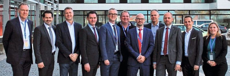 Unterzeichnung der Absichtserklärung im Dezember 2018. Von links nach rechts: Dr. Sven Hicken (Business Unit Head, Oerlikon AM), Prof. Dr. Thomas Hofmann (Präsident, TUM), Jason Oliver (Präsident und CEO, GE Additive), Dr. Wolfgang Dierker (CEO,GE Deutschland), Dr. Christoph Laumen (Executive Director R&D, Linde AG), Prof. Dr. Michael Süß (Präsident des Verwaltungsrats, Oerlikon Konzern), Dr. Christian Haecker (Head of Industrialization, Oerlikon AM), Dr. Andreas Lessmann (Managing Director, GE Additive Germany GmbH, Senior Leader, Legal Operations), Dr. Christian Bruch (Executive Vice President & CEO, Linde Engineering), Andreas Rohregger (Head of Global Properties, GE Additive), Dr. Alice Beck (Stellvertretende Leiterin, TUM ForTe)