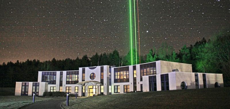 Wenn Forscher die Atmospähre untersuchen, schicken sie einen Laserstrahl in eine Höhe von 100 km. Die Reflexionen einzelner Atome sind mit präziser Messtechnik auch bei Tageslicht erkennbar.