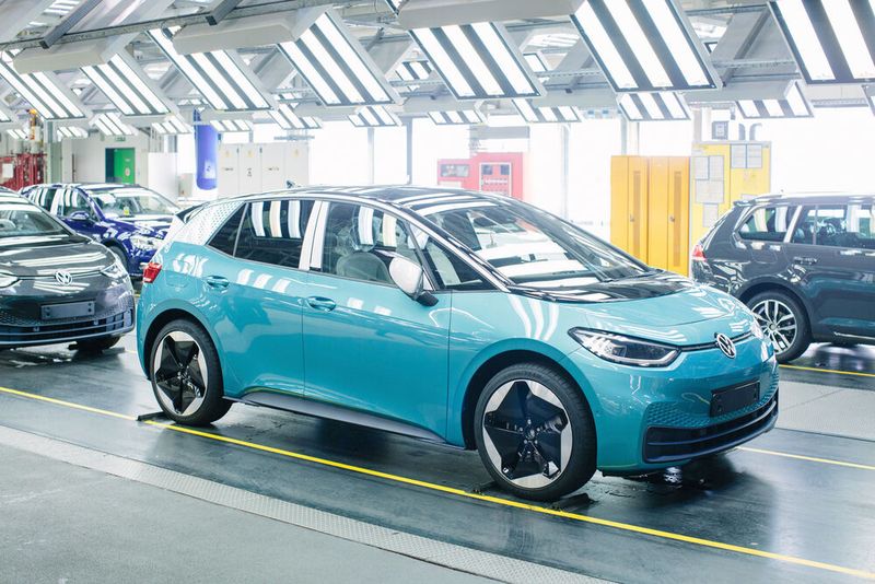 Volkswagen will mit dem neuen Elektroauto vor allem das Problem angehen, dass reine E-Fahrzeuge mit einer alltagstauglichen Reichweite bisher für viele Verbraucher zu teuer waren.