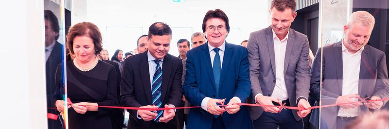 Feierliche Eröffnung des Tech Mahindra Development Centers - Von links: Carmen Rusmir (Honorarkonsul von India in Timisoara), Vikram Nair (President EMEA, Tech Mahindra), Nicolae Robu (Bürgermeister von Timisoara), Joerg Bludau (Head of End-to-End Service Operations, Telefonica) und Michael Haeberle (Director of Network Operations and Quality, Telefonica).