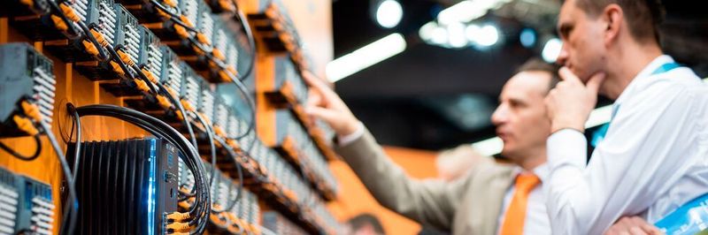 Automation at a glance: Die SPS bildet das komplette Spektrum der smarten und digitalen Automatisierung ab – vom einfachen Sensor bis hin zu intelligenten Lösungen.