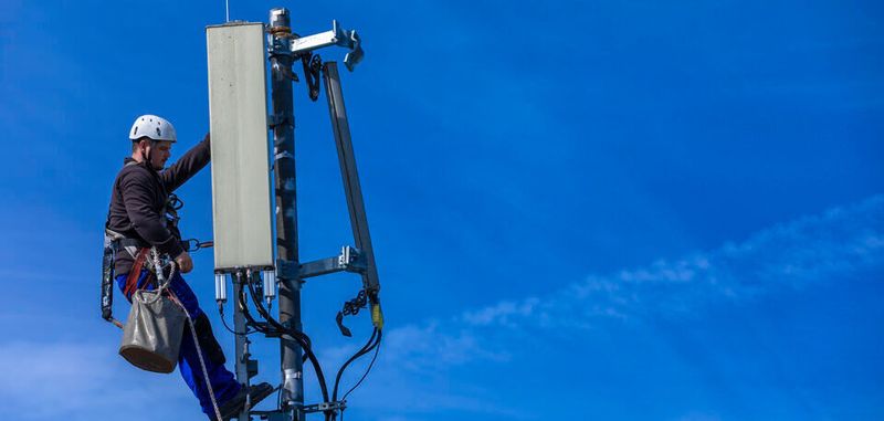 Im Aufbau: Ein Techiker installiert eine 5G-Antenne.