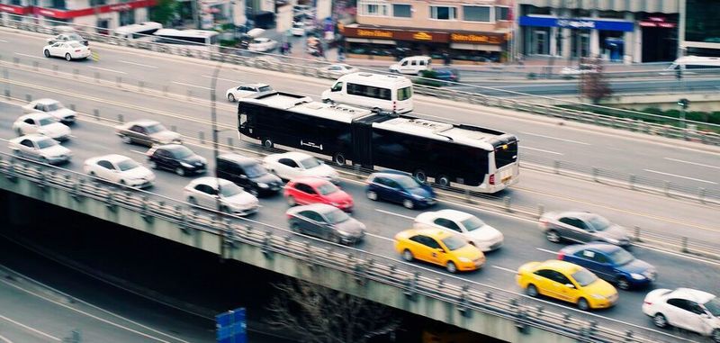 Stau zur Rushhour: Mit Lidar-Sensoren lässt sich der Verkehrsfluss überwachen und mithilfe der gesammelten Informationen sogar vermeiden.