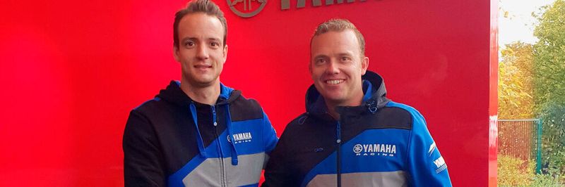 (v.l.n.r.) Sebastian Klein (MX Manager Yamaha Motor Deutschland) und Steffen Hünecke (Teammanager SHR Motorsports) nach der Unterzeichnung der Verträge.