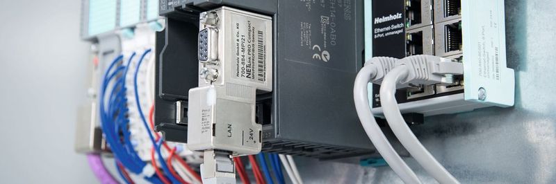 Alt- und Bestandsanlagen netzwerkfähig machen: Der Netzwerkanschluss Netlink Pro Compact lässt sich einfach auf die CPU aufstecken. Ein Umbau der Steuerung ist nicht erforderlich.