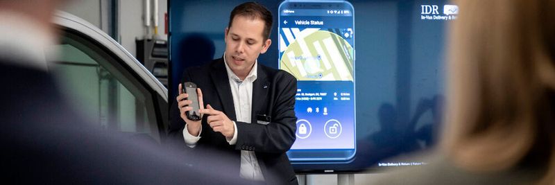 Night Star Express unterstützt Mercedes-Benz Vans bei der Entwicklung digitaler Lösungen mit Praxiswissen. Seit April 2019 liefert man Ersatzteile und Waren für ausgewählte Testkunden direkt ins Fahrzeug.