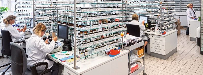 1 Regalmeter voller Dufterlebnisse – für die Mitarbeiter im Symrise-Labor Alltag: Hier testen sie in aufwändigen Versuchsreihen, was später in Drogerien, Parfümerien und Supermärkte kommt.