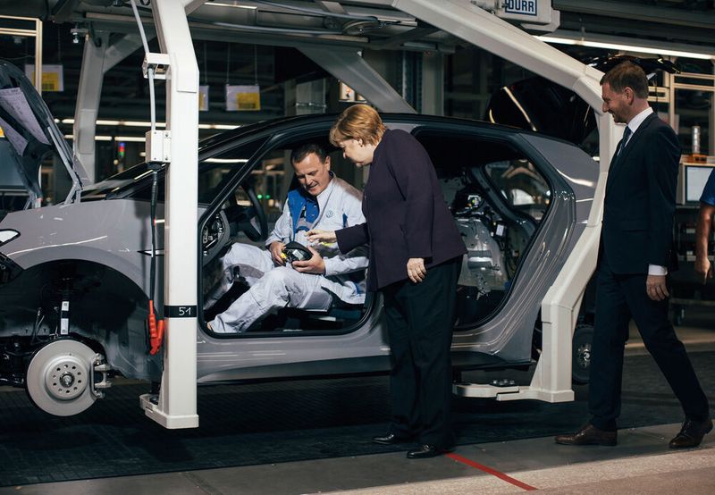 Deutschland solle „global führender Standort für die Automobilindustrie der Zukunft“ bleiben, lautet das Ziel des „Autogipfels“. Bundeskanzlerin Angela Merkel hatte sich vor dem Treffen im Kanzleramt das umgebaute VW-Werk in Zwickau angesehen.