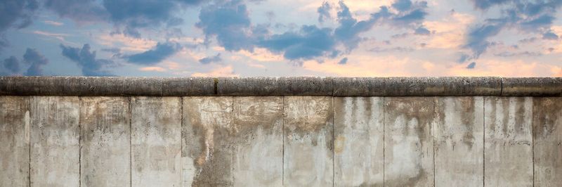 Am 09. November 1989 fiel die Berliner Mauer und vereinte damit nicht nur das bis dahin geteilte Deutschland, sondern markierte auch den Fall des Eisernen Vorhangs.