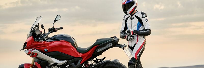 Die zahlreichen Helme, Anzüge, Handschuhe und Stiefel aus der Ride-Kollektion 2020 werden durch die neue Style Kollektion 2020 optimal ergänzt.