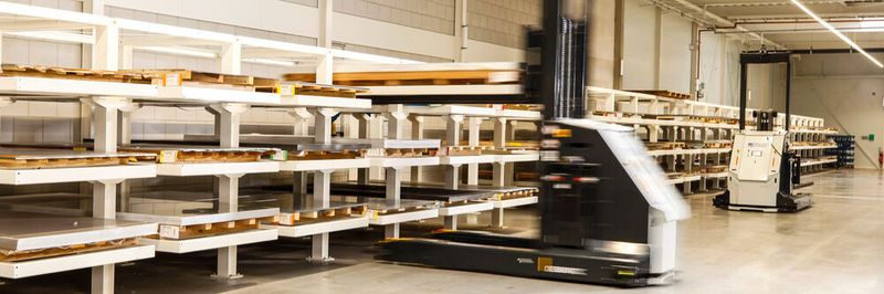 Vorteile der bei 247TailorSteel im Einsatz befindlichen fahrerlosen Transportfahrzeuge (FTF) von Dematic sind ihre Zuverlässigkeit und ihre dauerhafte Verfügbarkeit.