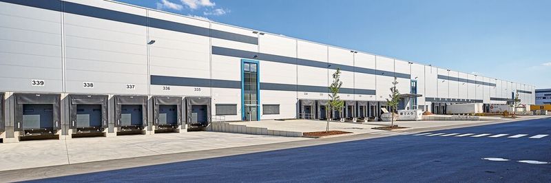 Für das von der Deutschen Gesellschaft für Nachhaltiges Bauen (DGNB) in Gold zertifizierte Logistikzentrum Four Parx GG RheinMain lieferte Hörmann Türen, Tore und Verladetechnik.
