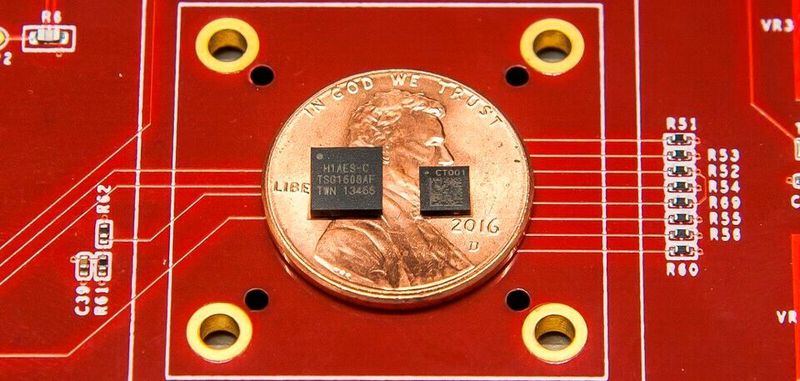 Der von Google entwickelte Hardware-Security-Chip Titan (links) sowie die in den Pixel-3- und Pixel-4-Smartphones eingesetzte Variante Titan M (rechts). Google hat nun mit „Open Titan“ eine quelloffene Variante seines Bausteins zur Root-of-Trust-Absicherung angekündigt.