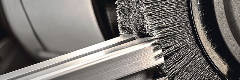 Round and single disc brushes can be used for manual as well as mechanical and fully automated deburring.